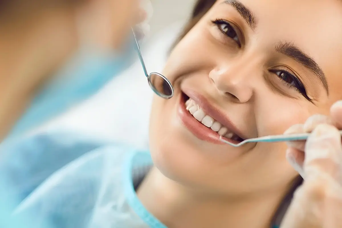 كيف تبدأ تنظيف الاسنان وما هي الفوائد؟